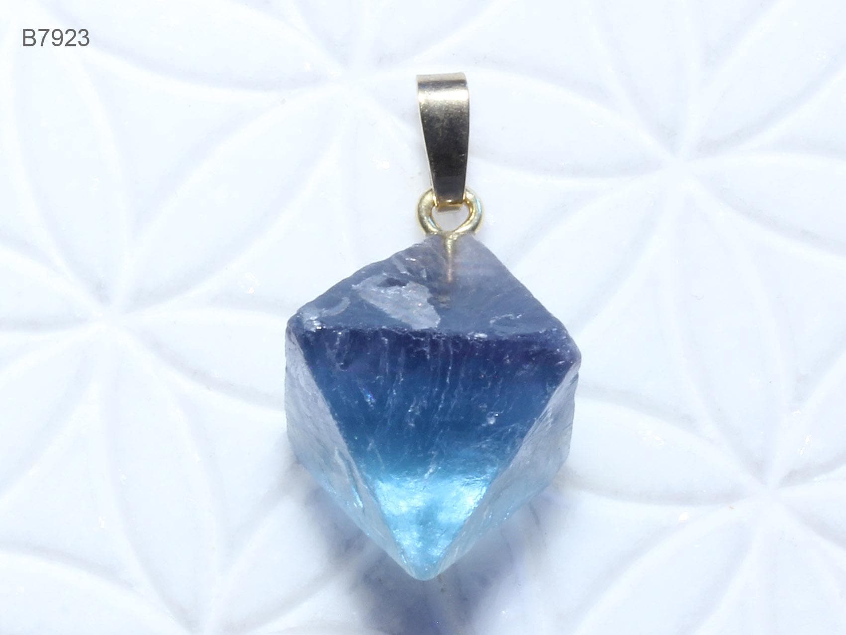 Blauer Fluorit-Anhänger | Oktaeder Mit Schlaufe Aus Vergoldetem 925 Silber von SteinkraftShop