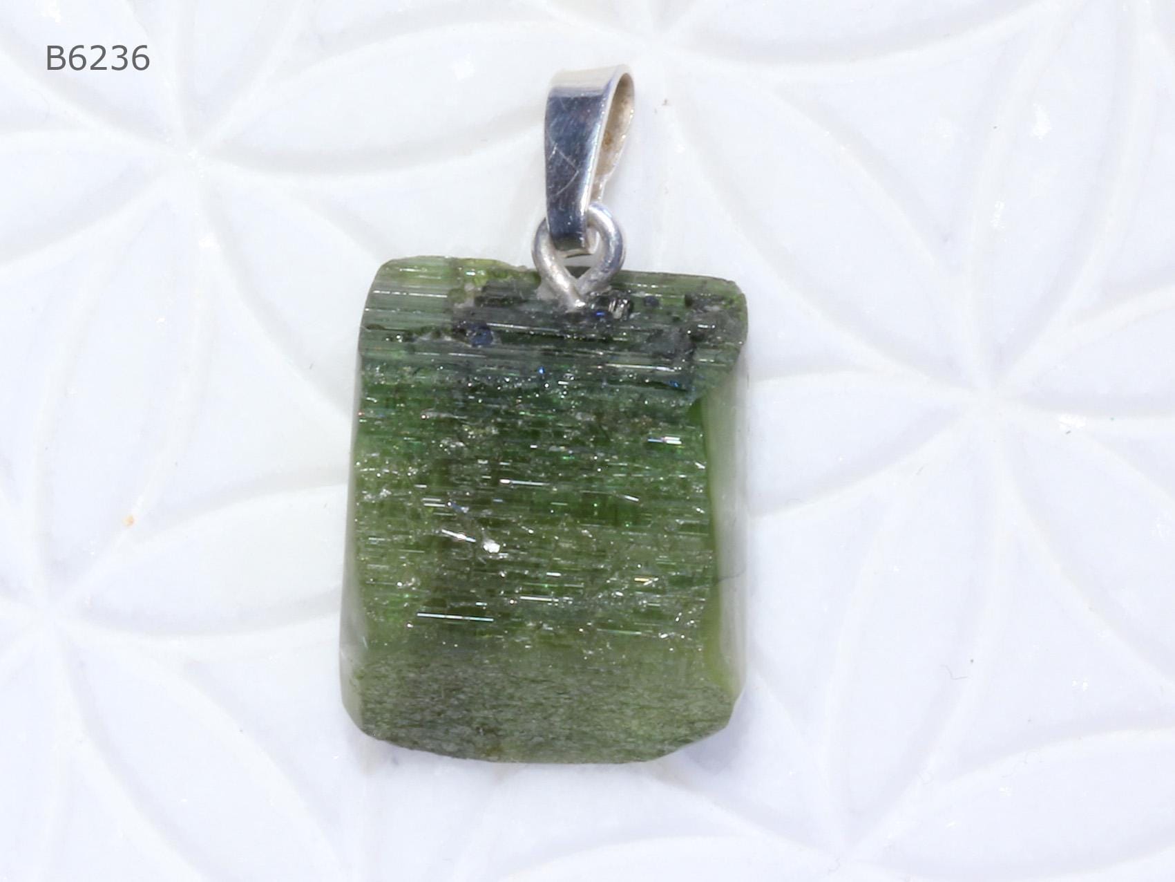 Grüner Turmalin-Anhänger | Verdelith Mit Schlaufe Aus 925 Silber Kristallstück Grüner Turmalin-Anhänger | Verdelith Mit Schlaufe Aus 925 Silber Kristallstück von SteinkraftShop