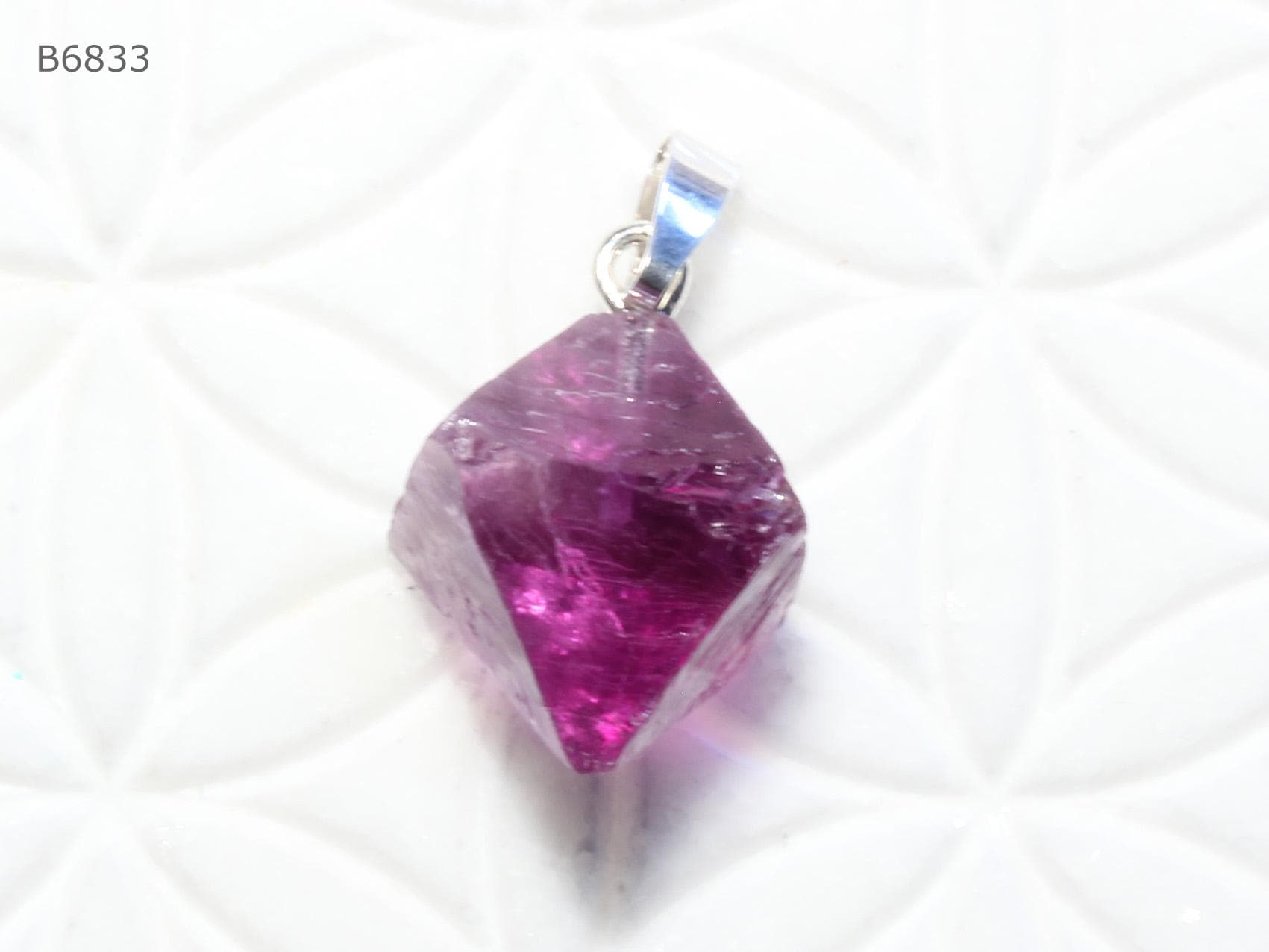 Lila Fluorit-Anhänger | Oktaeder Mit Schlaufe Aus 925 Silber Lila Fluorit-Anhänger | Oktaeder Mit Schlaufe Aus 925 Silber von SteinkraftShop