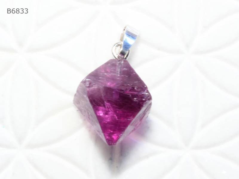 Lila Fluorit-Anhänger | Oktaeder Mit Schlaufe Aus 925 Silber Lila Fluorit-Anhänger | Oktaeder Mit Schlaufe Aus 925 Silber von SteinkraftShop