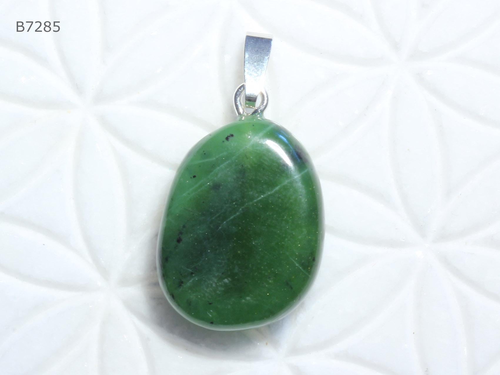 Nephrit-Jade-Anhänger | Trommelstein Mit Schlaufe Aus 925 Silber Nephrit-Jade-Anhänger | Trommelstein Mit Schlaufe Aus 925 Silber von SteinkraftShop