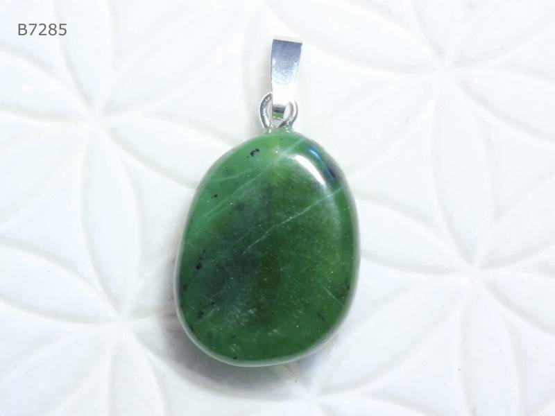 Nephrit-Jade-Anhänger | Trommelstein Mit Schlaufe Aus 925 Silber Nephrit-Jade-Anhänger | Trommelstein Mit Schlaufe Aus 925 Silber von SteinkraftShop