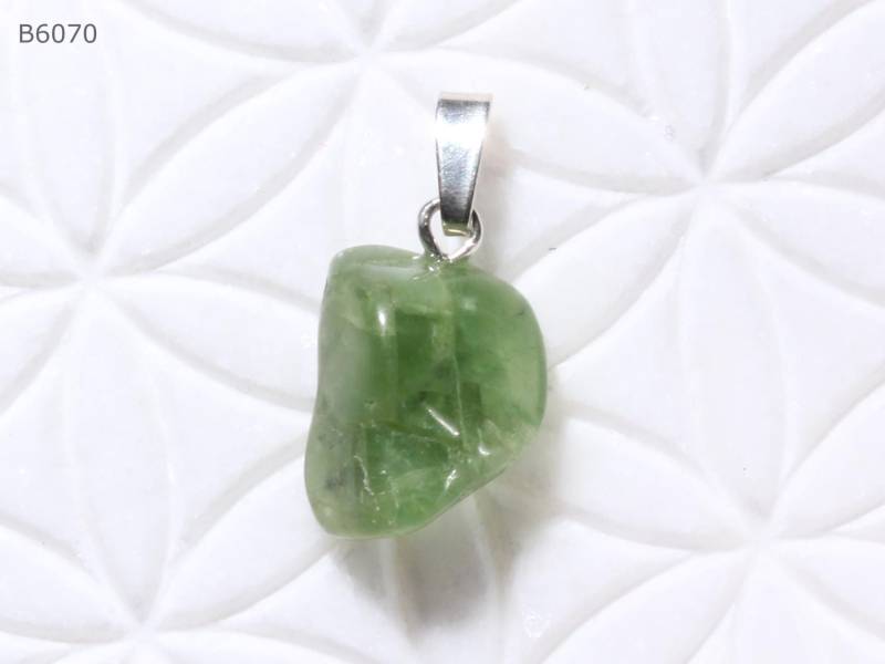Peridot-Anhänger | Trommelstein Mit Schlaufe Aus 925 Silber Peridot-Anhänger | Trommelstein Mit Schlaufe Aus 925 Silber von SteinkraftShop
