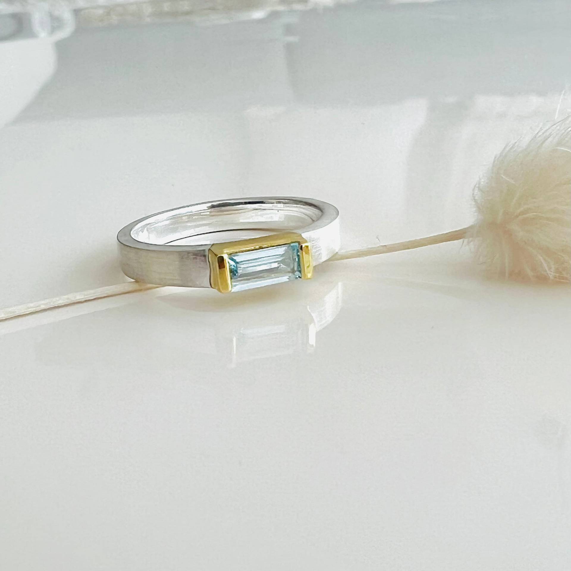 Hellblauer Topas Ring Im Baguette Schliff 925 Sterling Silber/ Teilvergoldet Hellblauer Topas Ring Im Baguette Schliff 925 Sterling Silber/ Teilvergoldet von SteinschmuckWeltShop