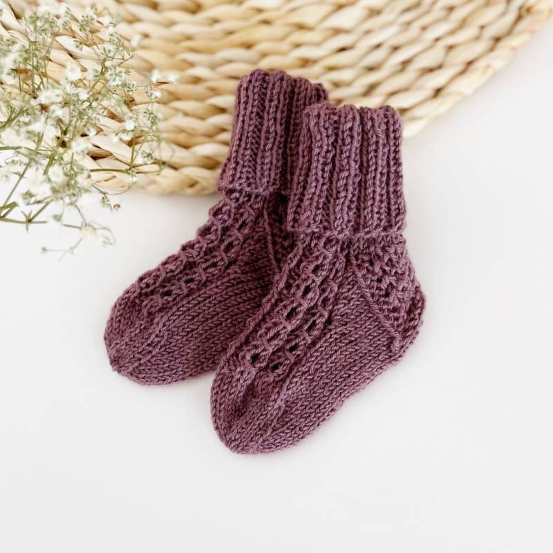 Babysocken/Babysöckchen Handgestrickt Mauve von Steinwaldstrick