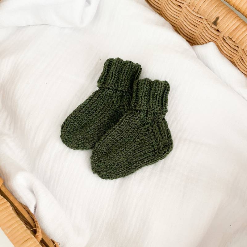 Babysocken/Babysöckchen Handgestrickt Stricksocken Wollsocken Farbe Olivgrün Verschiedene Größen von Steinwaldstrick