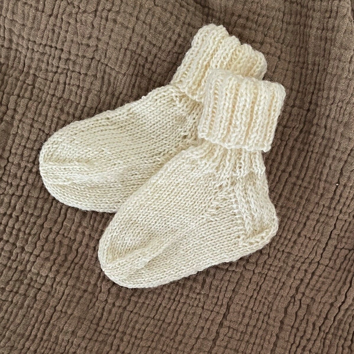 Handgestrickte Babysocken Ohne Muster/Babysöckchen Babystrümpfe Stricksocken Verschiedene Größen Farbe Naturweiß von Steinwaldstrick