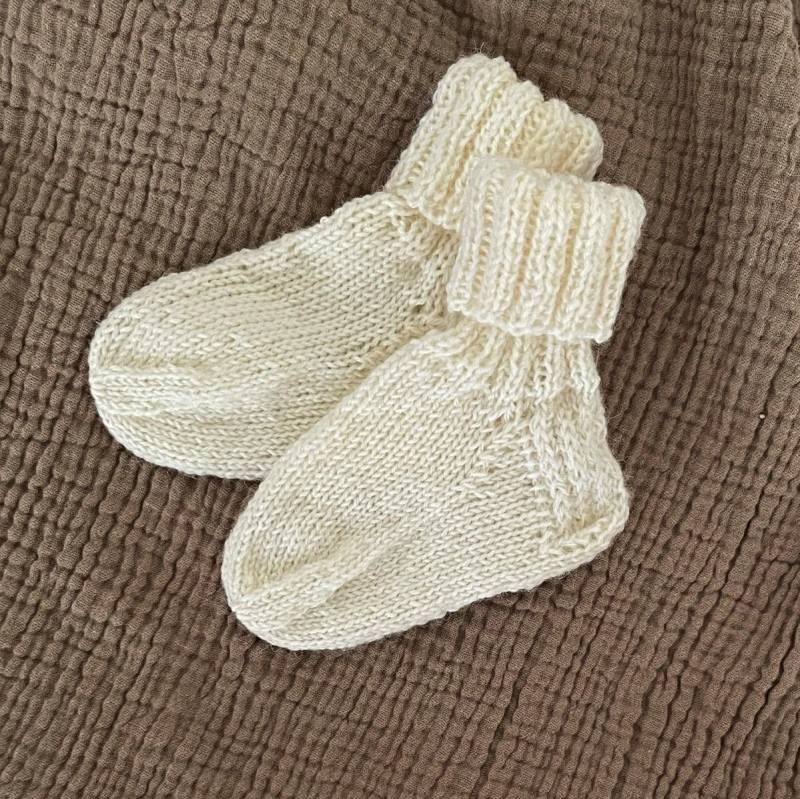 Handgestrickte Babysocken Ohne Muster/Babysöckchen Babystrümpfe Stricksocken Verschiedene Größen Farbe Naturweiß von Steinwaldstrick