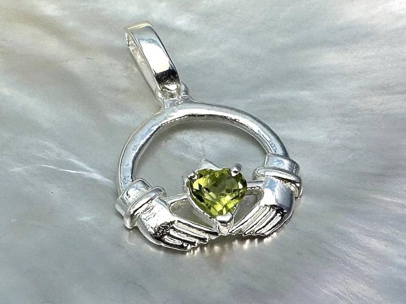 Anhänger Claddagh Peridot Facettiert Silber von SteinzauberShop