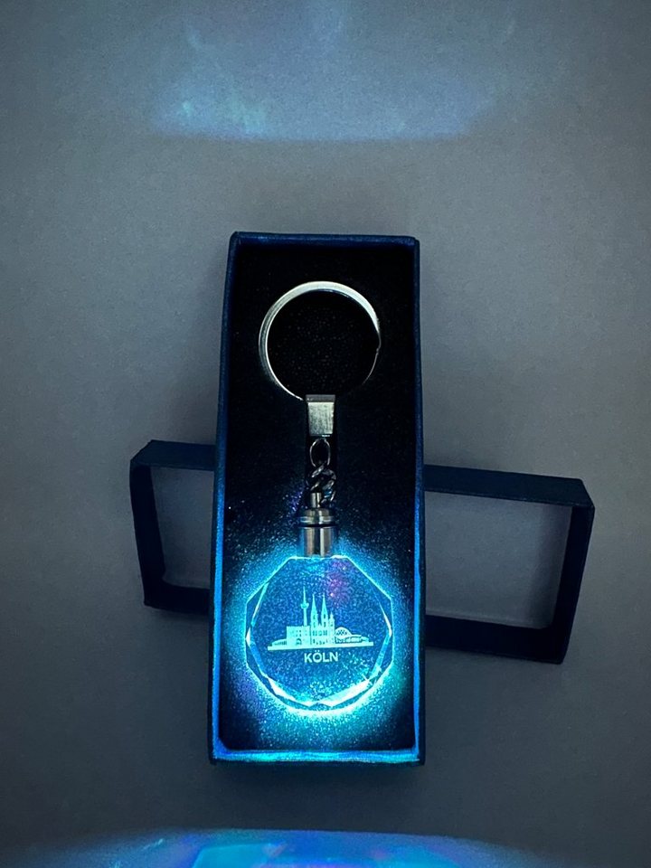 Stelby Schlüsselanhänger Köln Stadt Schlüsselanhänger Multicolor LED mit Geschenkbox (Perfekt für Geburtstage und Weihnachten, Robustes Glasmaterial, leuchtet in 5 Farben), Farbwechsel, langlebig, modernes Design von Stelby
