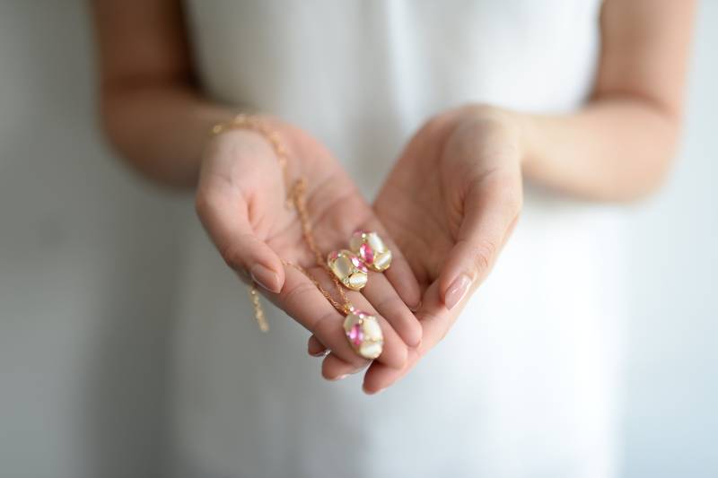 Braut Schmuck Set Aus Goldenen Ohrringen Und Kette Mit Anhänger Verziert Pinken Weißen Schmuck - Straa Steinen von StellaKobenhavnShop