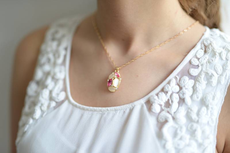 Goldene Kette - in Gold Mit Anhänger, Verziert Weißen Und Pinken Schmucksteinen Goldene Kette - in Gold Mit Anhänger, Verziert Weißen Und Pinken Schmucksteinen von StellaKobenhavnShop