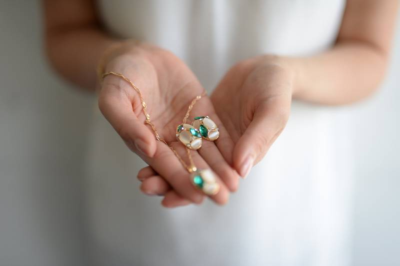 Schmuck Set Goldene Ohrringe Und Kette Mit Anhänger Verziert Grünen Smaragd Ussehenden Weißen Schmucksteinen - Strass Steinen von StellaKobenhavnShop