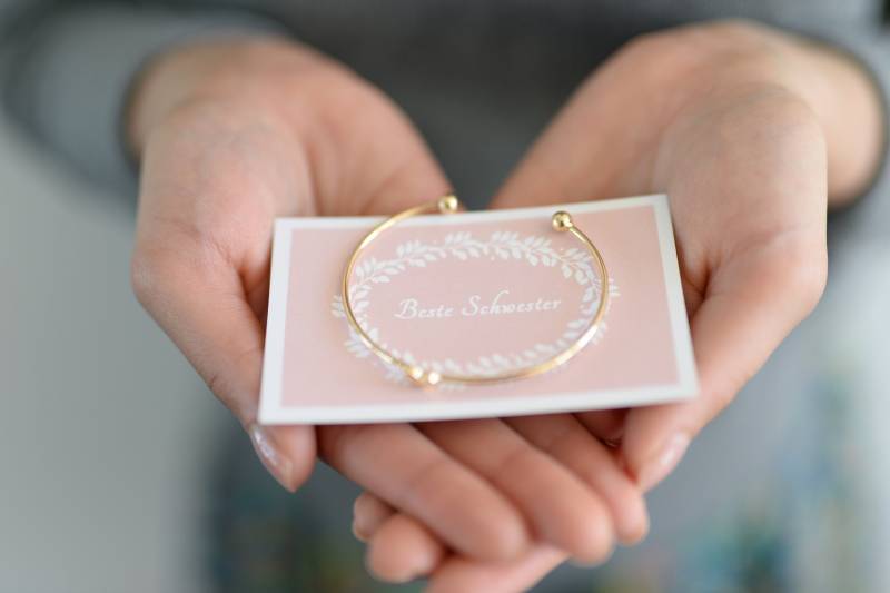 Schwestern Geschenk - Karte Plus Herz Armreif Offen in Gold Oder Silber Geschenkverpackung Mit Thank You Sticker von StellaKobenhavnShop