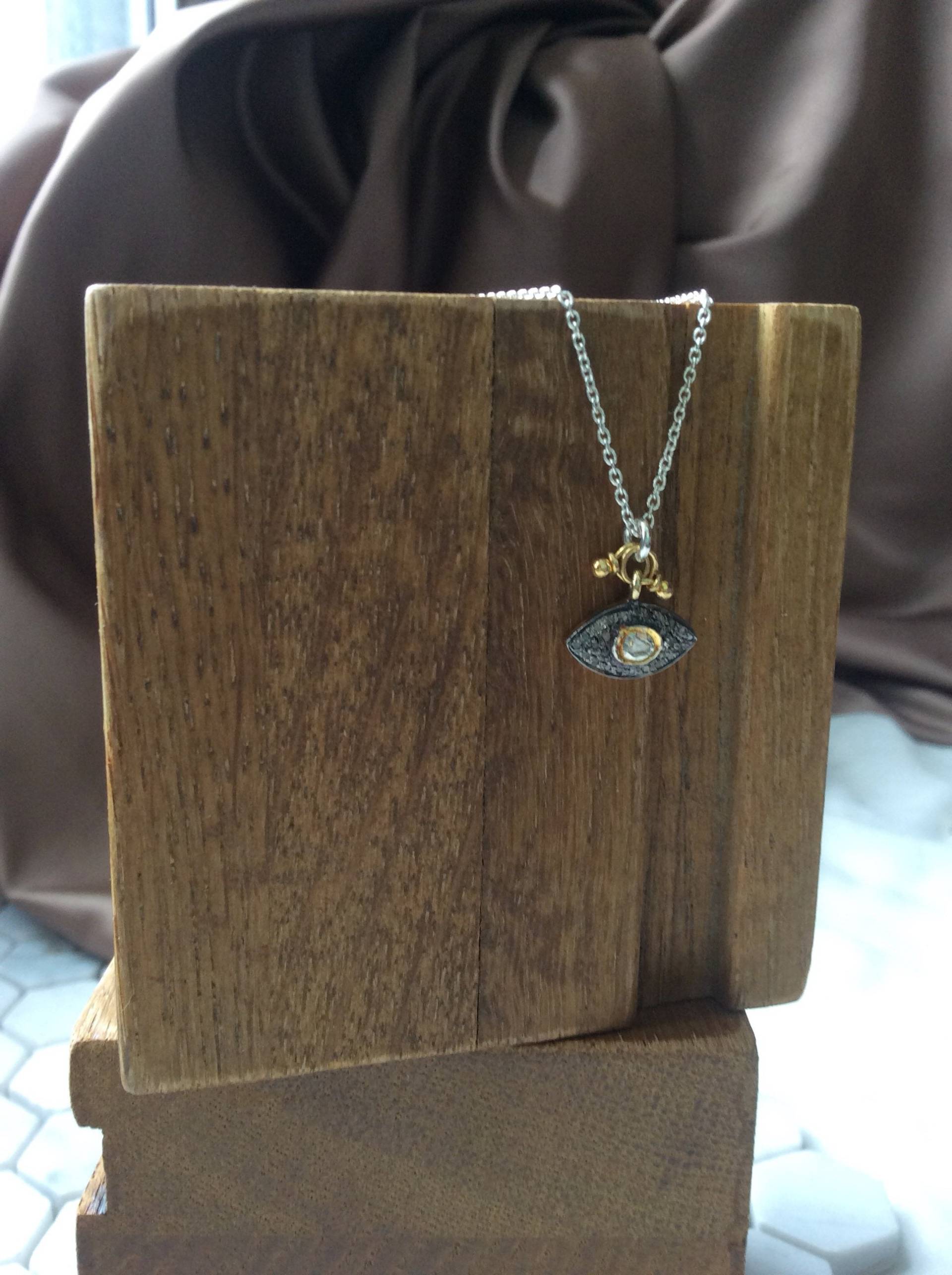 Atemberaubender Pave Diamant Evil Eye Charm in Sterling Silber Und Gold Vergoldet Atemberaubender Pave Diamant Evil Eye Charm in Sterling Silber Und Gold Vergoldet von StellaMargaritis
