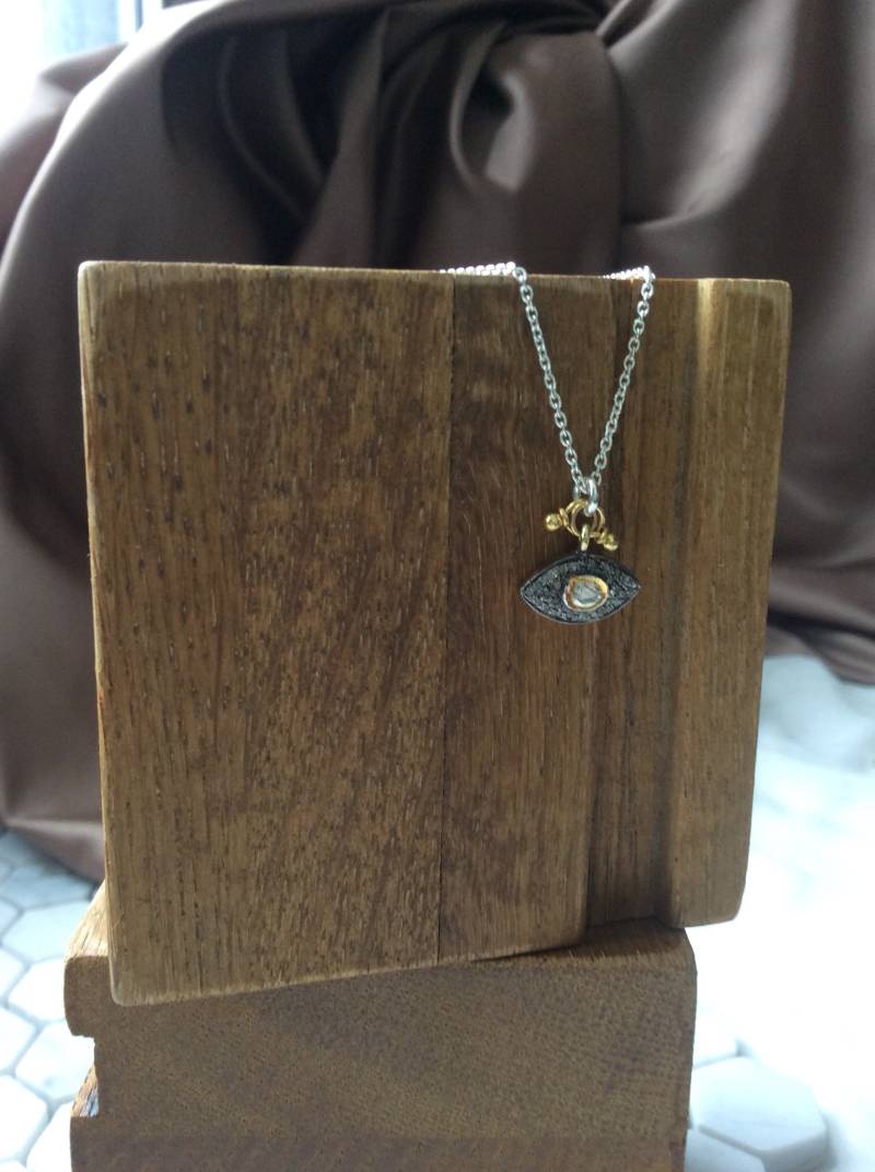 Atemberaubender Pave Diamant Evil Eye Charm in Sterling Silber Und Gold Vergoldet Atemberaubender Pave Diamant Evil Eye Charm in Sterling Silber Und Gold Vergoldet von StellaMargaritis
