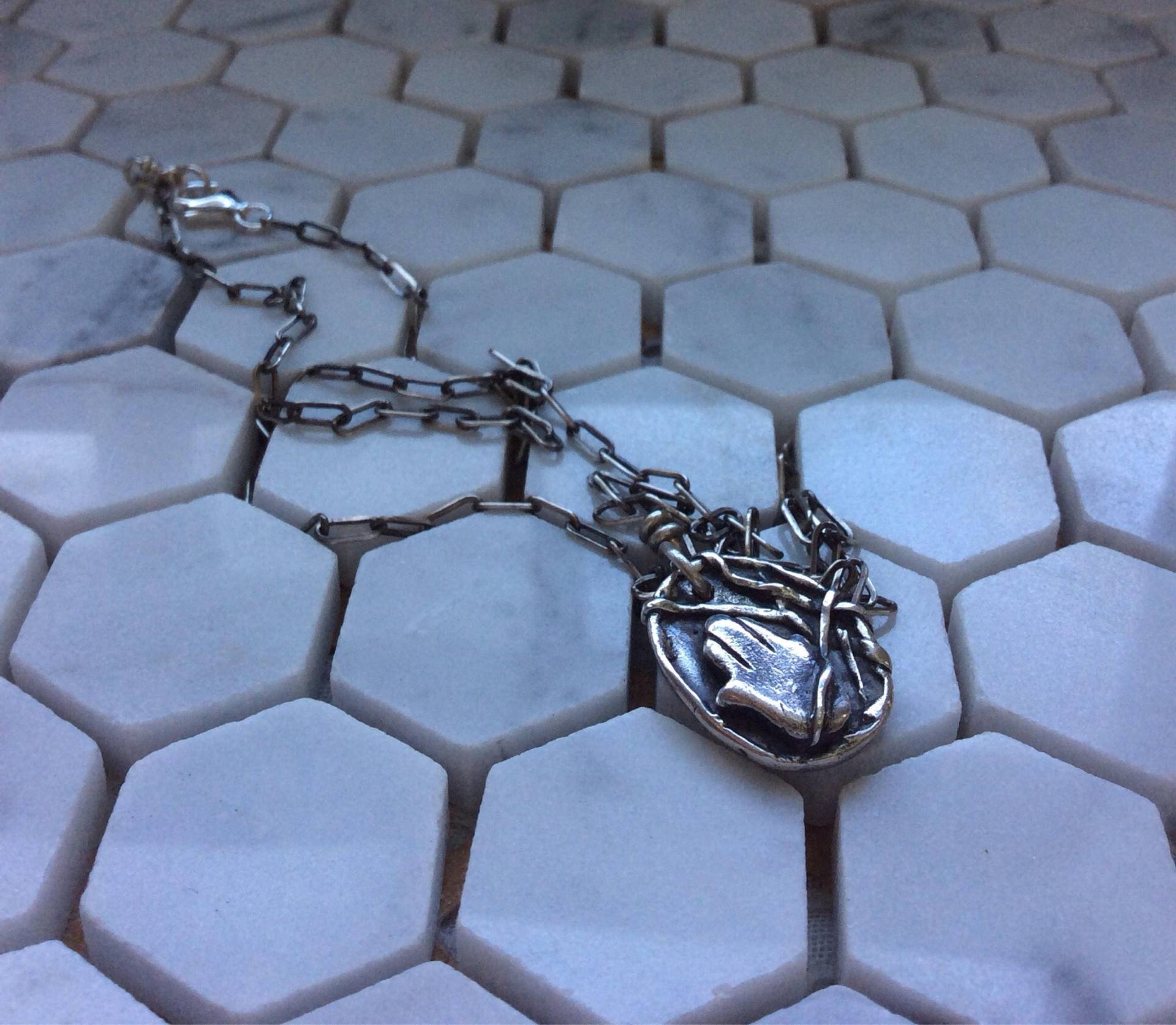 Verwitterte Hamsa Oxidierte Amulettkette Verwitterte Hamsa Oxidierte Amulettkette von StellaMargaritis