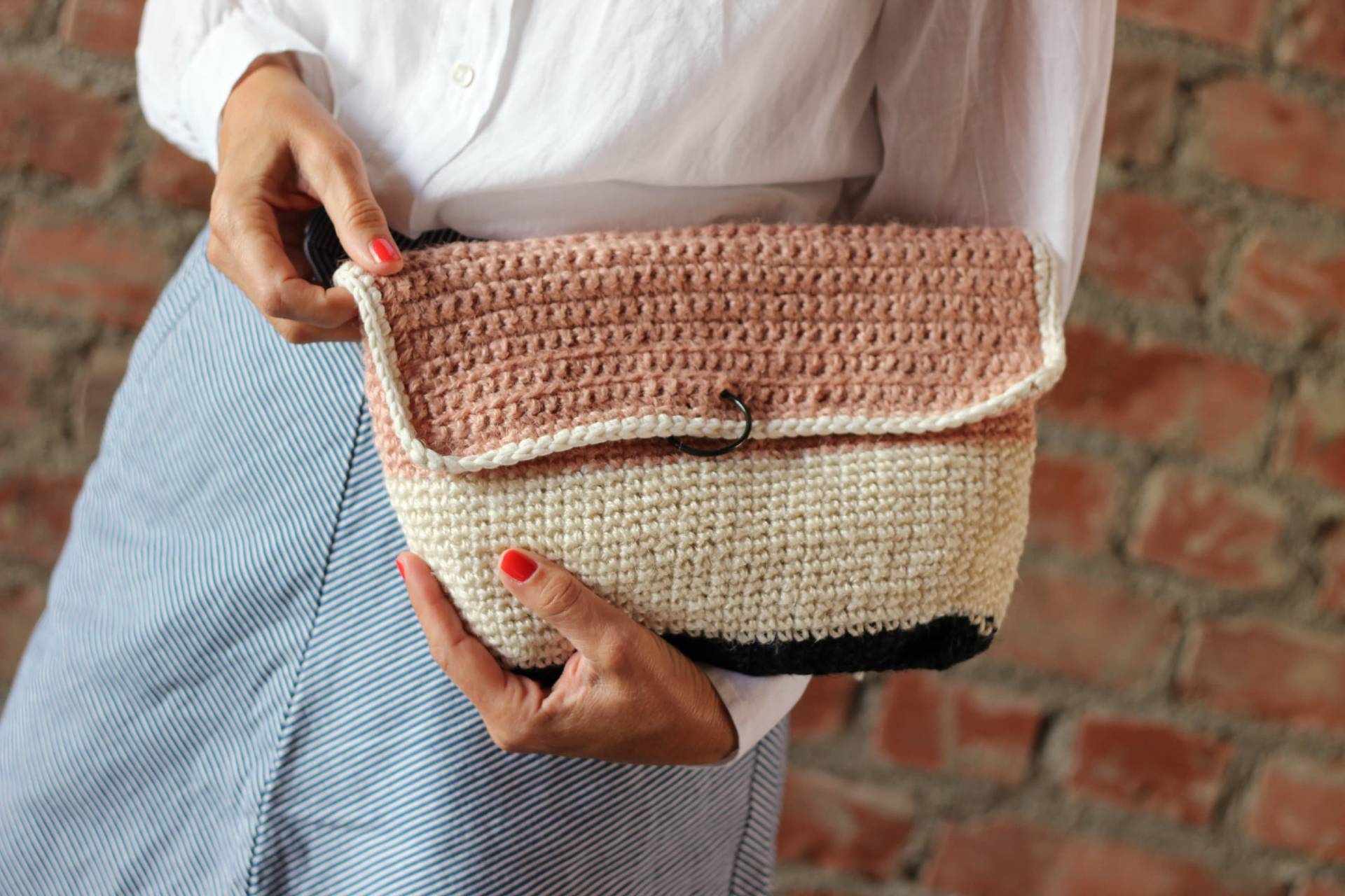 Clutch Aus Jutegarn Mit Ringverschluss Rosé Beige Schwarz Clutch Aus Jutegarn Mit Ringverschluss Rosé Beige Schwarz von StellaSchoenLaden