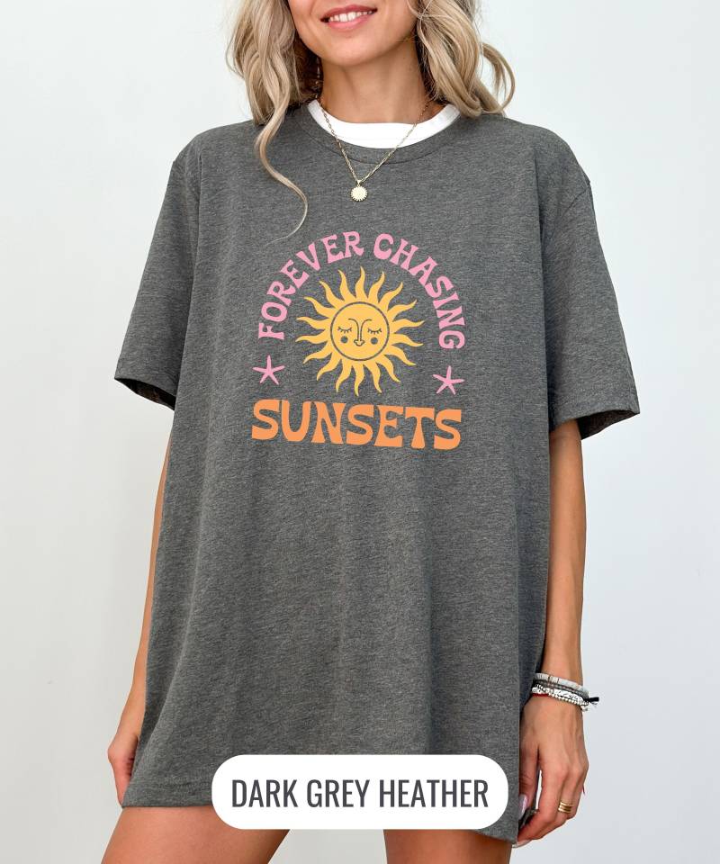 Forever Chasing Sunsets Retro T-Shirt | Geschenk Für Freundin Vintage Boho Shirt Surf Look Oversized von StellaeLunaCD