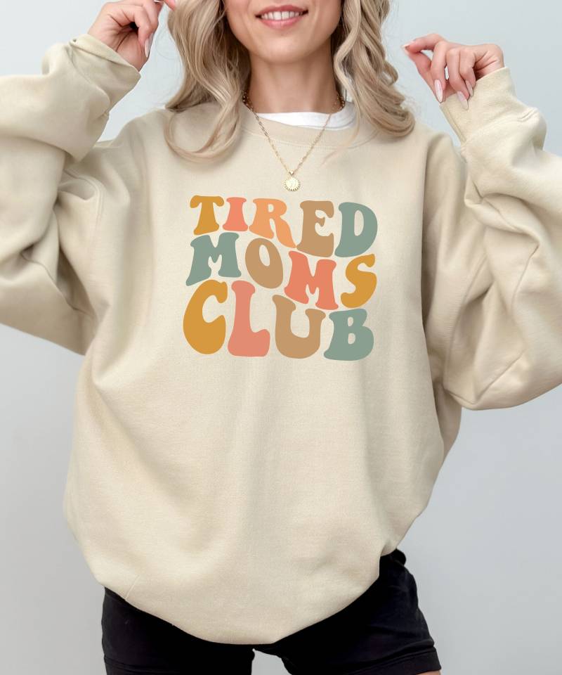 Tired Moms Club Sweatshirt | Geschenk Für Mama Muttertagsgeschenk Zur Geburt Mom von StellaeLunaCD