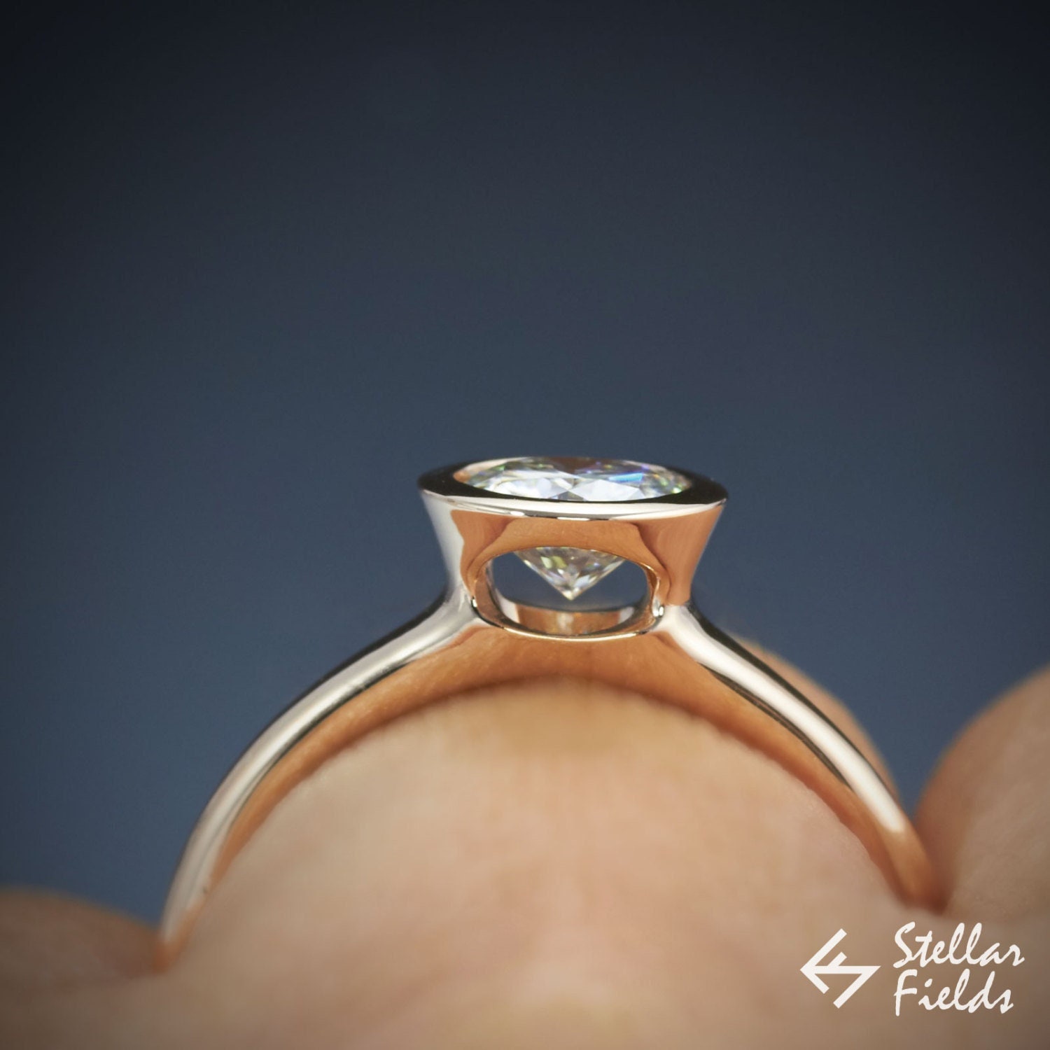 Forever One Moissanit Bezel Ring 1Ct 6.5mm Set Verlobungsring Peekaboo Custom Order 14K, 18K Roségold Oder Platin von StellarFieldsJewelry
