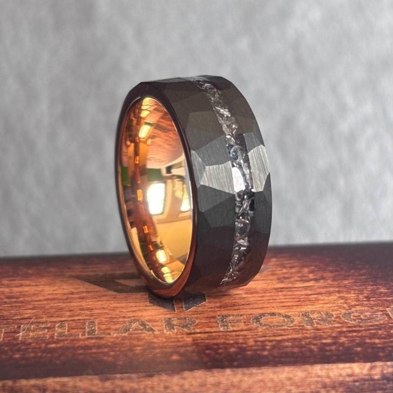 Schwarzer Gehämmerter Meteoritenring Mit Roségold 8 Mm, Verlobungsring, Eheringe, Trauringe, Ring von StellarForgeRings