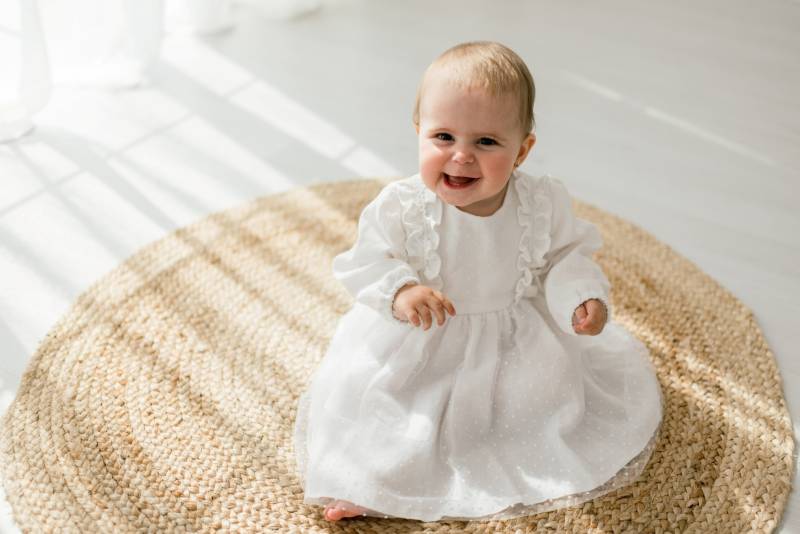 Handgefertigtes Weißes Leinen Taufkleid Mit Zarter Tüll Detaillierung Für Baby von StellarKidsHandmade