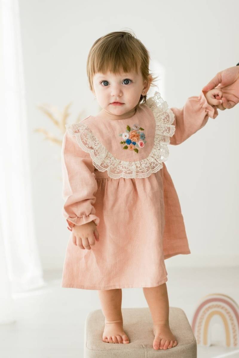 Rosa Leinen Babykleid | Langarm Leinenkleid Besticktes Blumenkleid Kleinkind Frühlingskleid Blumenmädchen Kleid Baby-Dusche-Geschenk von StellarKidsHandmade