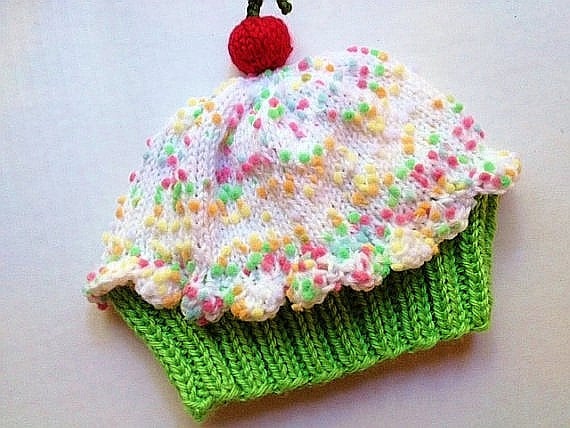 Cupcake Hut Mit Kirsche Auf Der Oberseite Lime Green Kuchen Marshmallow Creme Zuckerguss Streuseln Handgestrickt Neugeborene 3 6 9 12 Kind Kleinkind von StellasKnits