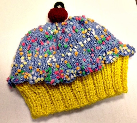 Cupcake-Hut Mit Kirsche Auf Top Zitrone Kuchen Heidelbeeren Bestreuen Frosting Hand Gemacht Knit - Baby Kleinkind Kinder Von Erwachsenen 3 6 9 12 18 von StellasKnits