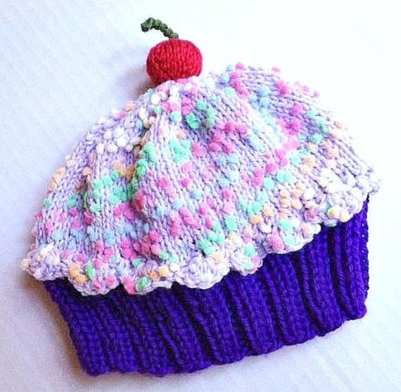 Handgemachte Handgestrickte Cupcake-Mütze Mit Kirsche Oben Pflaumen-Lila-Kuchen Und Lavendel-Trauben-streusel-Zuckerguss von StellasKnits