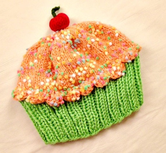 Handgestrickte Cupcake Mütze Mit Kirsche On Top Key Lime Cake Orange Dreamsicle Creme Frosting Streuseln von StellasKnits