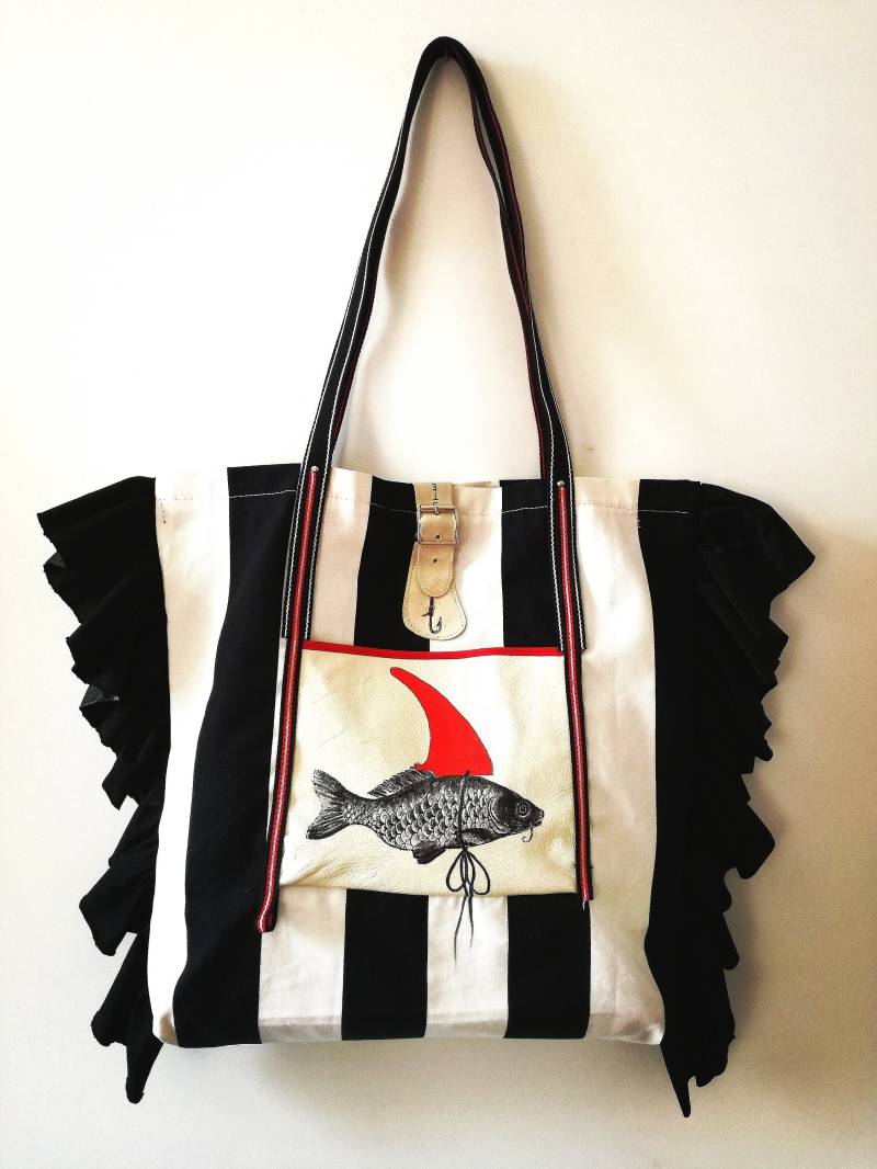 Gestreifte Tasche Mit Ledertasche "Fisch Squallo", Gestreifte Hobo, Tasche, Handgemachte Bemalte Seetasche, Unikates Stück Gestreifte Tasche Mit Ledertasche "Fisch Squallo", Gestreifte Hobo, Tasche, Handgemachte Bemalte Seetasche, Unikates Stück von Stellinda78