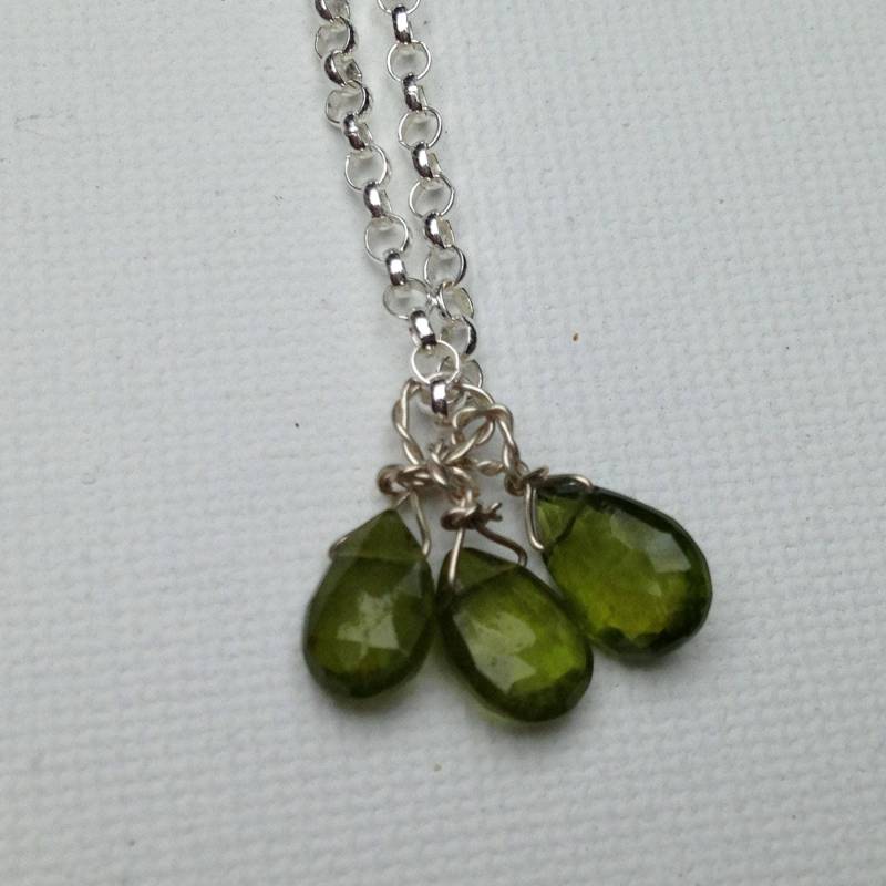 Drei Grüne Tropfen Vesuvianit Halskette von StephMurrayJohnson