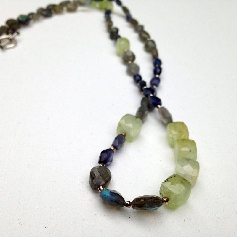 Facettierte Prehnit Würfel Mit Iolith Und Labradorit Halskette von StephMurrayJohnson
