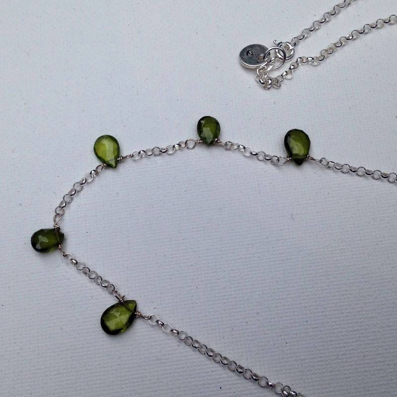 Fünf Zarten Tropfen Vesuvianit Auf Einem Sterling Silber Kette Halskette von StephMurrayJohnson