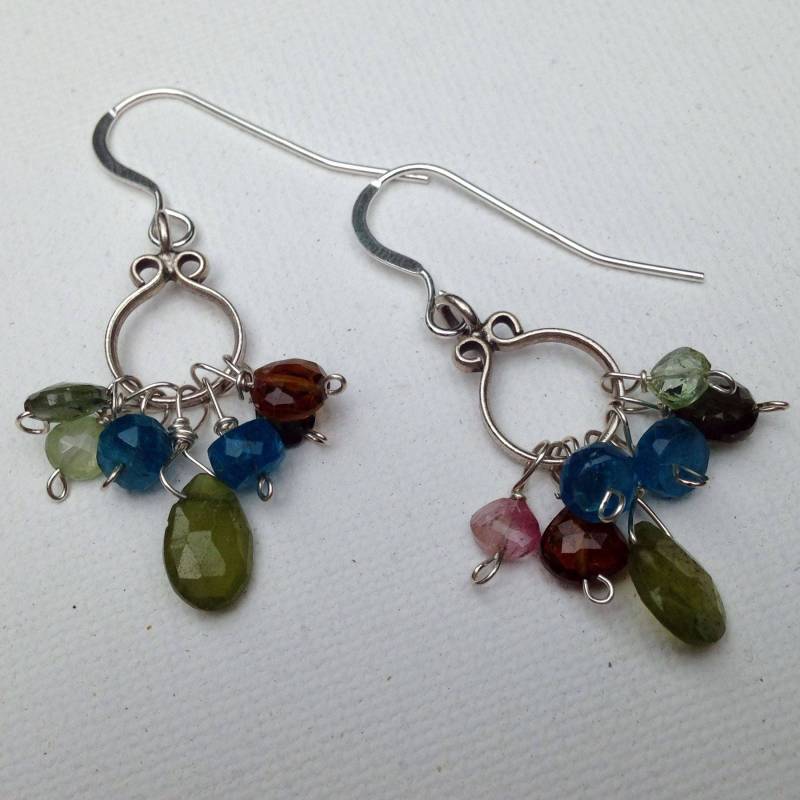 Grün Und Bunten Perlen Ohrringe von StephMurrayJohnson