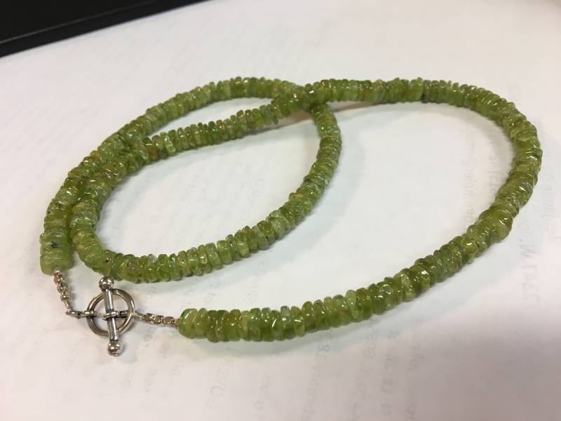 Peridot-Disko-Halskette von StephMurrayJohnson