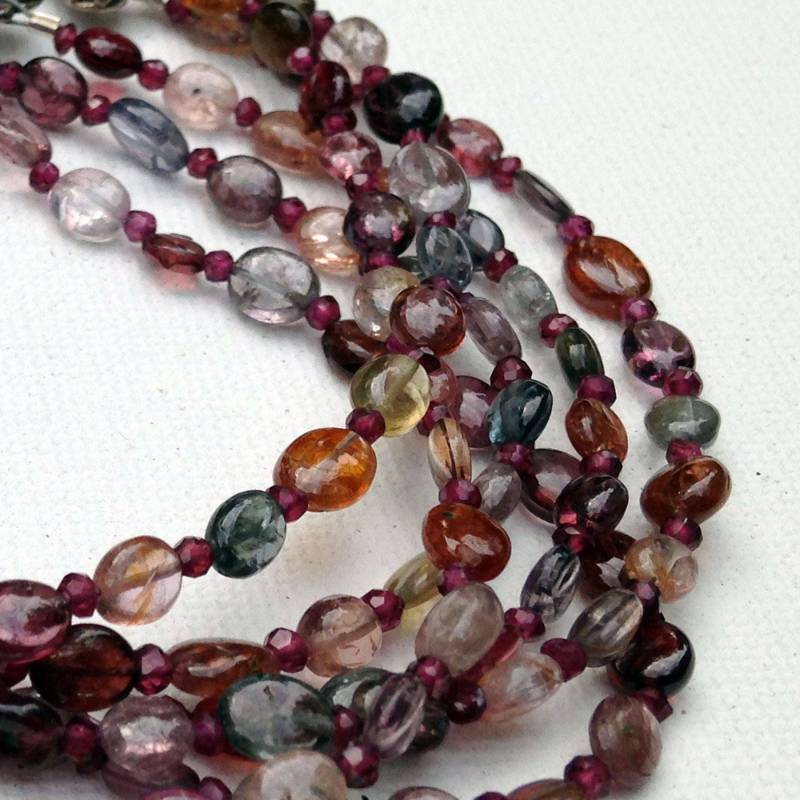 Spinell Um Den Granat Mehrsträngiger Collier von StephMurrayJohnson