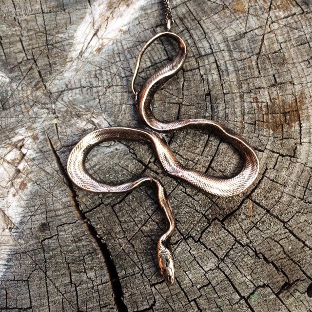 Colubrid Schlangenanhänger - Schlangenkette von StephanWebbArt