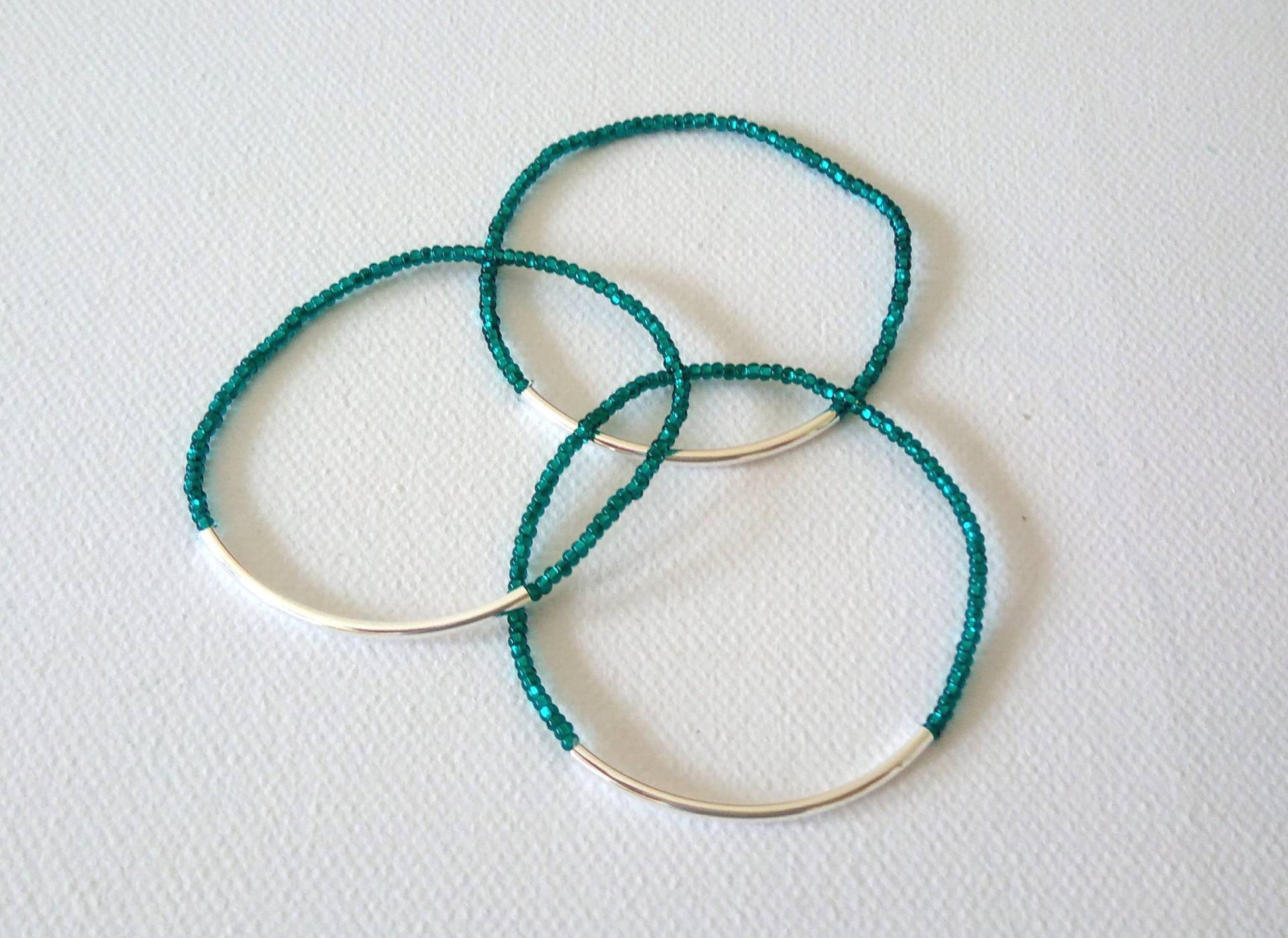Set Armbänder Smaragd Armband - Stapeln Minimalist Perlen Elastisch Brautjungfer Schmuck von StephanieMartinCo