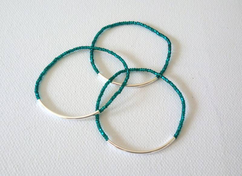 Set Armbänder Smaragd Armband - Stapeln Minimalist Perlen Elastisch Brautjungfer Schmuck von StephanieMartinCo