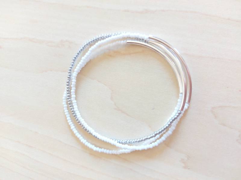 Set Von 3 Weiß Und Silber Bar Armband , Sterling Stretch Brautjungfer Geschenke Zierlich von StephanieMartinCo