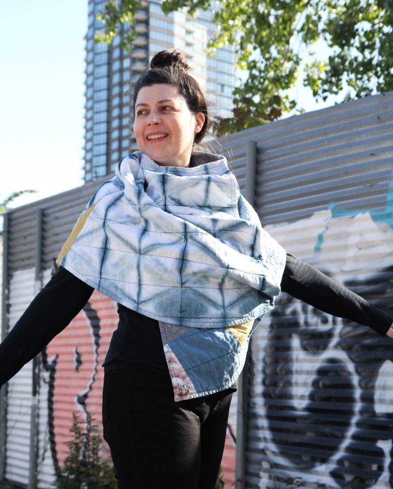 Shibori Patchwork Gesteppter Schal Mit Druckknöpfen Shibori Patchwork Gesteppter Schal Mit Druckknöpfen von StephanieRasulo