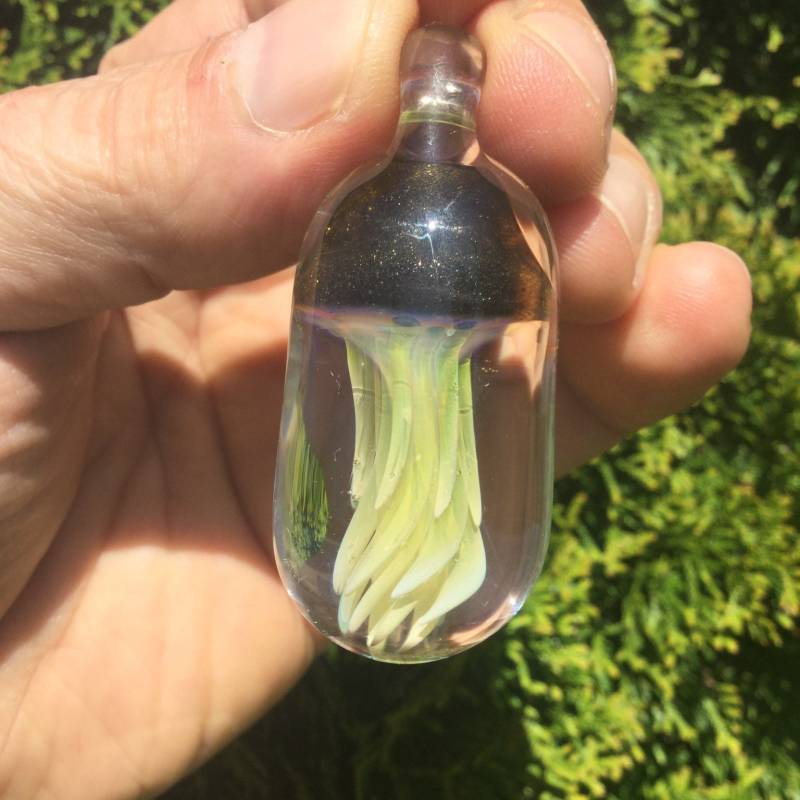 Uv Qualle Kapsel Anhänger Uv Qualle Kapsel Anhänger von Stephansliquidglass