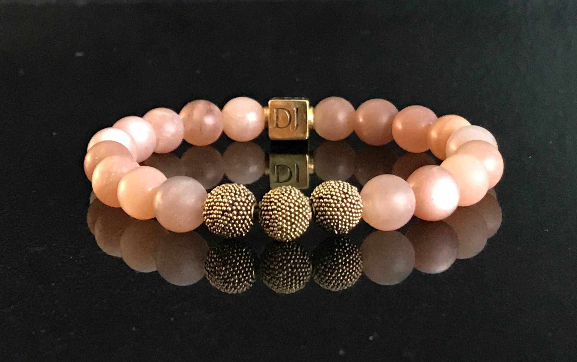 Dan Joseph Designs Armband Mit Rosa Mondstein Matt 8mm Und 22 Karat Gold Vermeil Handarbeit Bali Perlen Dan Joseph Designs Armband Mit Rosa Mondstein Matt 8mm Und 22 Karat Gold Vermeil Handarbeit Bali Perlen von SterlingHillStudios
