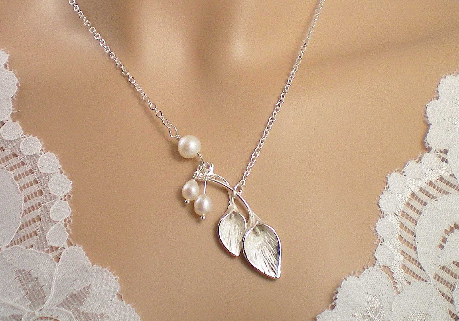 Lilie & Süßwasserperlen-Halskette/Süßwasserperlen, Lilien Sterling Silber Kette Blumen Und Perlen-Halskette von SterlingJoyBoutique