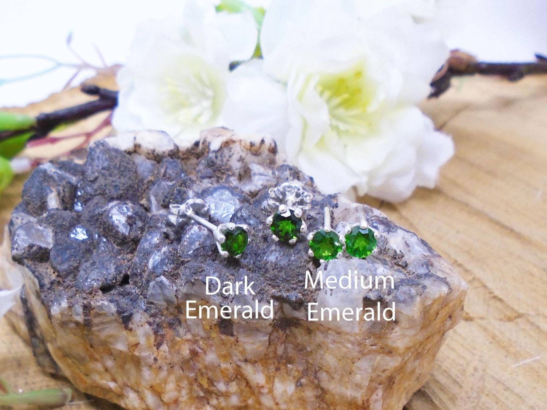 Natürliche Tsavorit Granat Ohrstecker Natürlicher Grüner Granat, .80 + Gesamt Ct .40+ Mm, Sterling Silber, Gradwahl Vs1 Bis I, Smaragdgrün von SterlingJoyBoutique