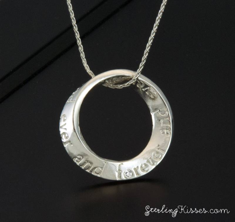 Möbiusband Anhänger Mit Echtem Diamant in Sterling Silber von SterlingKisses