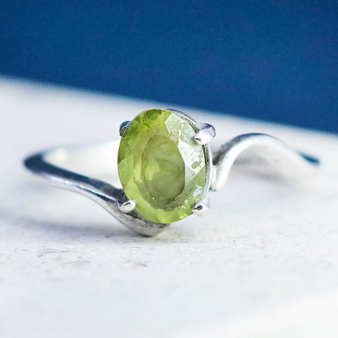 Größe 7, Vintage Sterling Silber Handgemachter Ring, 925 Stapelbares Band Mit Peridot, Gestempelt von SterlingLoverShop